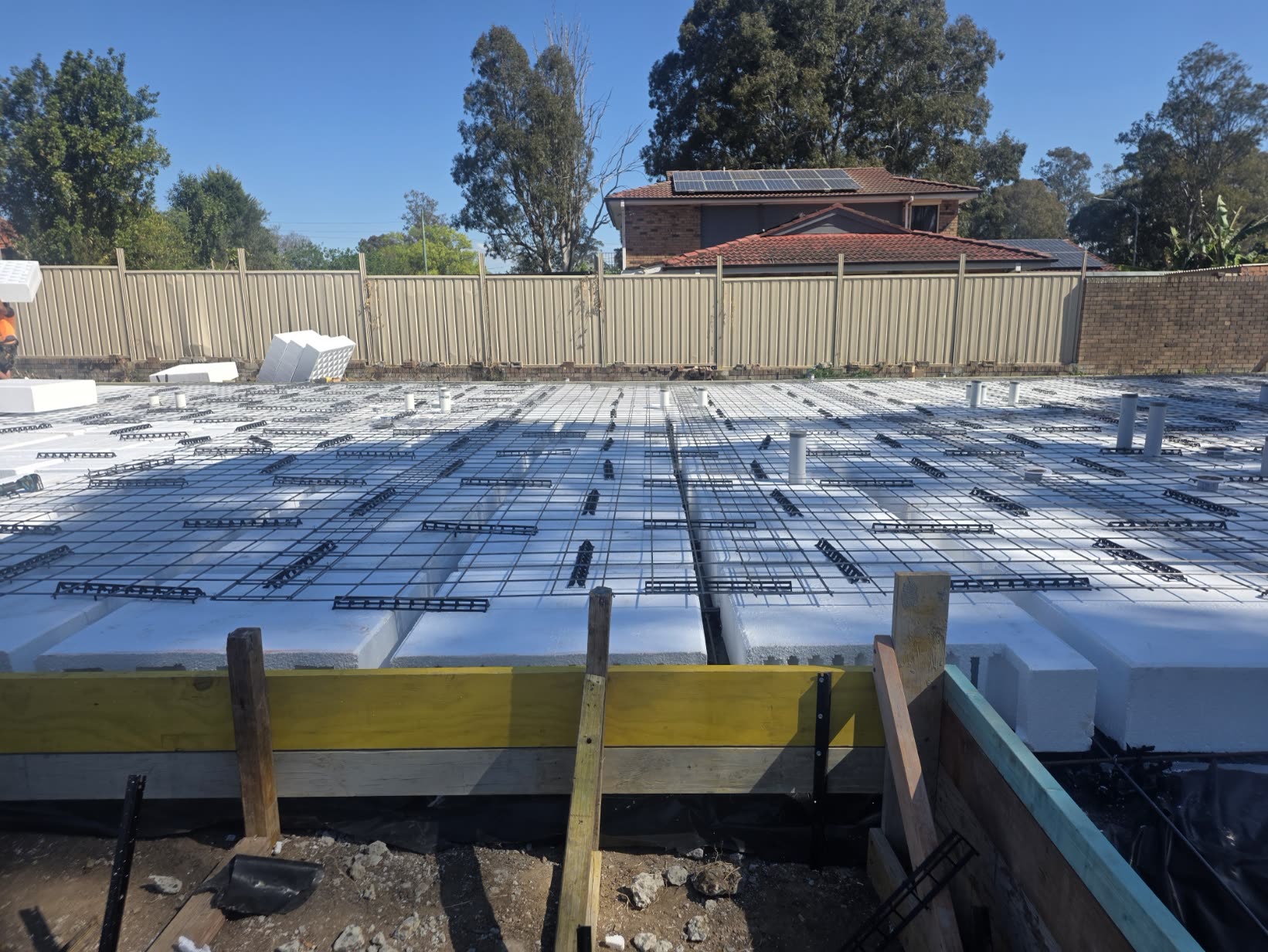 14a Lindsay St — waffle pods and steel set out before the pour